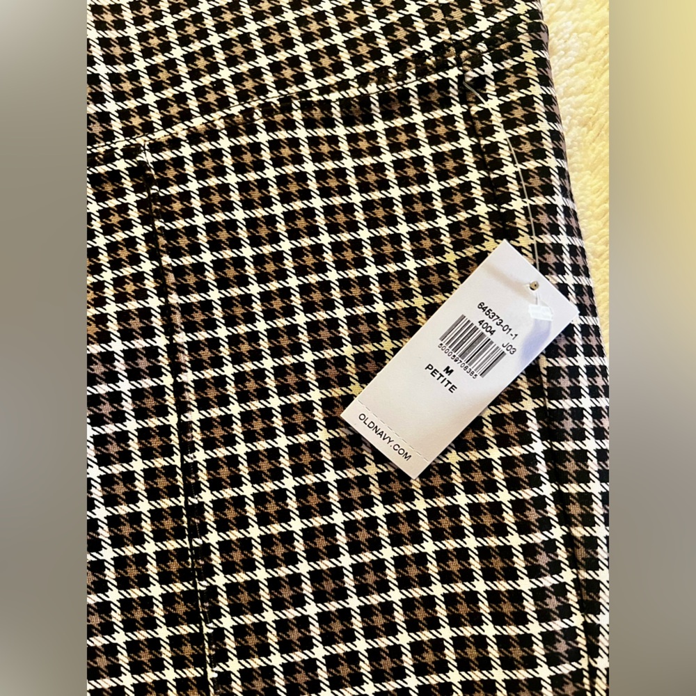 Old Navy STEVIE women’s pants size M. NWT NEVER WORN!